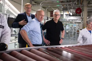 tim cook at corning factory.jpg.webp