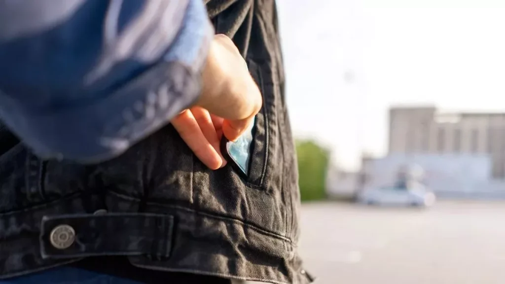پارلمان بریتانیا اپل و گوگل را به سهلانگاری در مهار سرقت گوشی متهم کرد 1 uk parliament calls apple google samsung to stop phone theft.jpg.webp